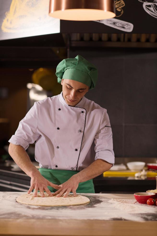 chef preparando massa para pizza foto