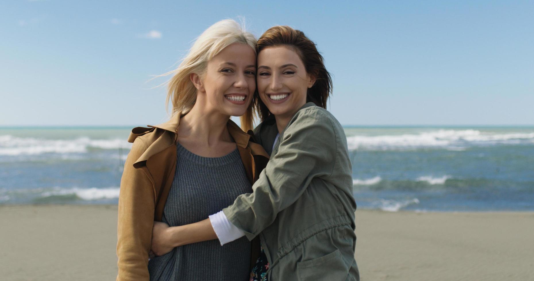 mulheres sorrindo e curtindo a vida na praia foto