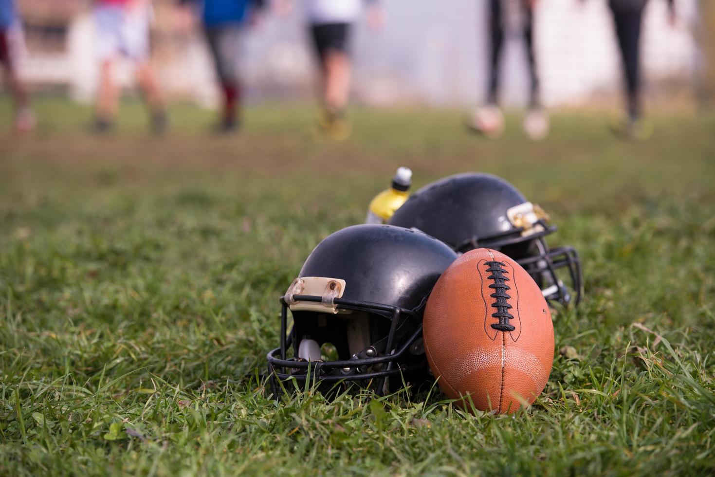 capacetes de futebol americano e bola foto