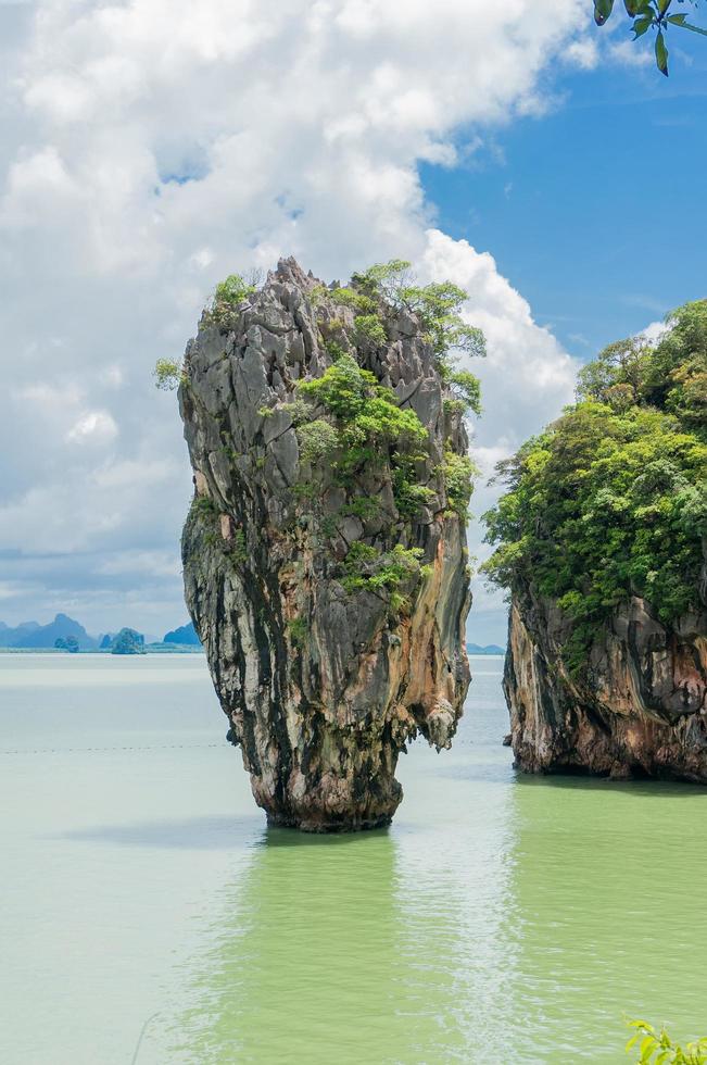 penhasco de calcário, baía de phang nga foto