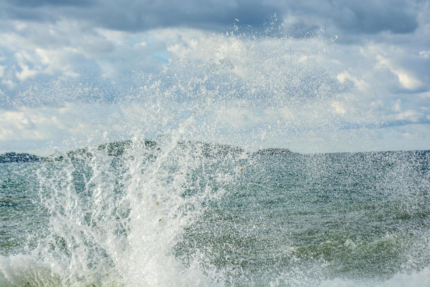 ondas do mar espirrando foto