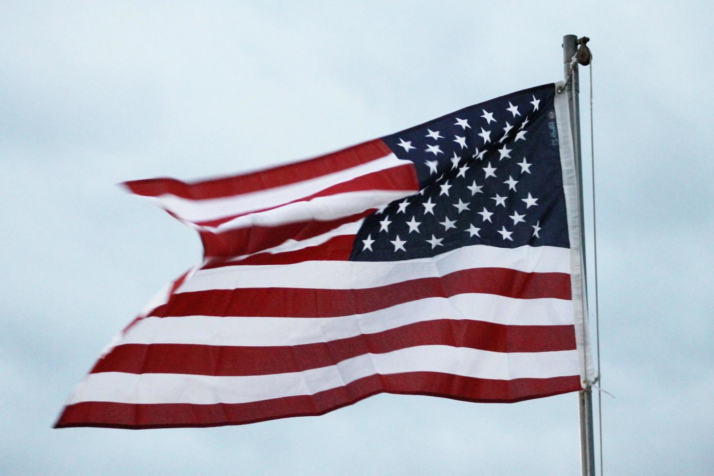 bandeira americana ao vento foto