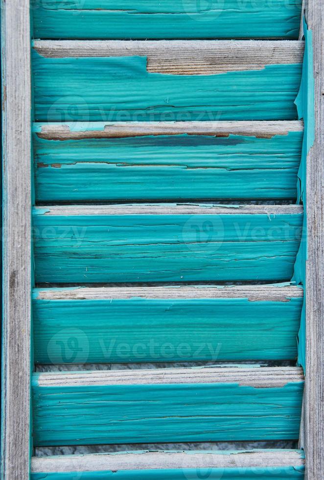 janelas de madeira e persianas pintadas de azul em casa ao pôr do sol foto