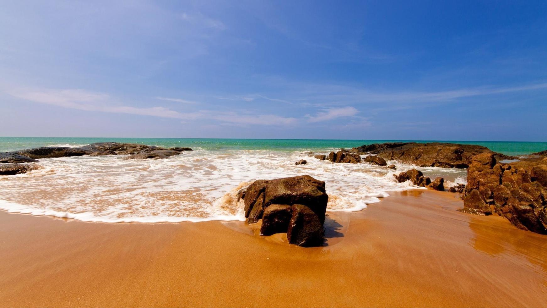 vista de uma praia durante o dia foto