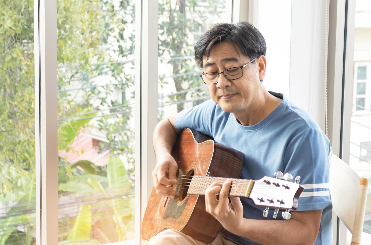 homem tocando violão foto