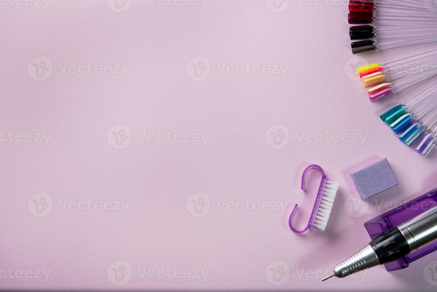 vista superior do equipamento de manicure e pedicure em fundo rosa foto