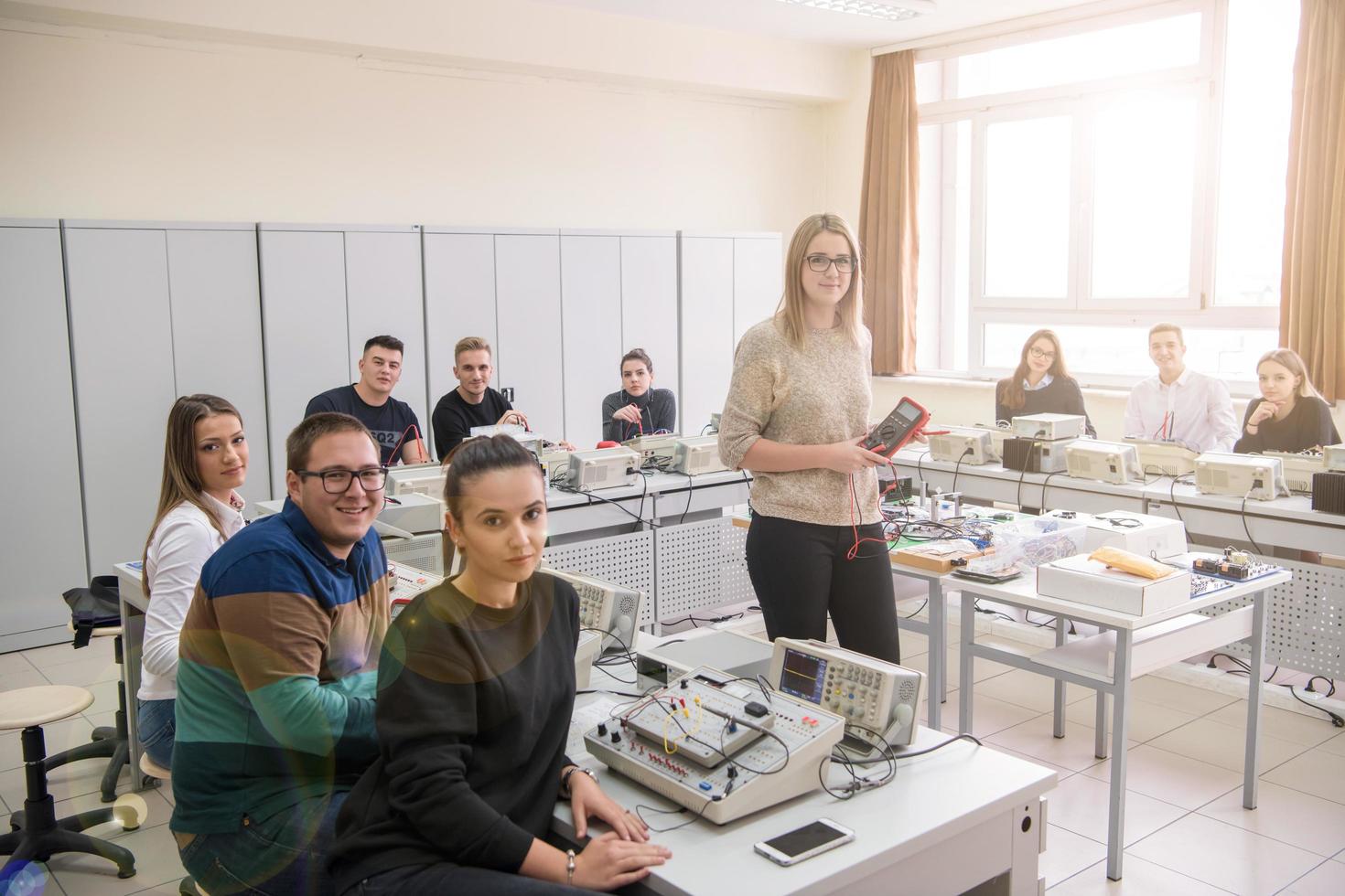 alunos fazendo prática na sala de aula eletrônica foto