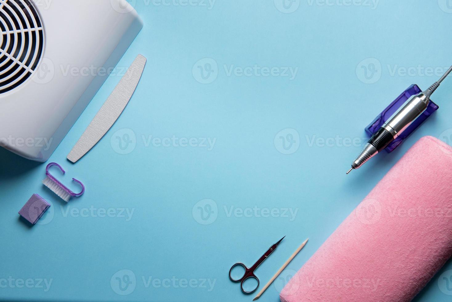 vista superior do equipamento de manicure e pedicure em fundo azul foto