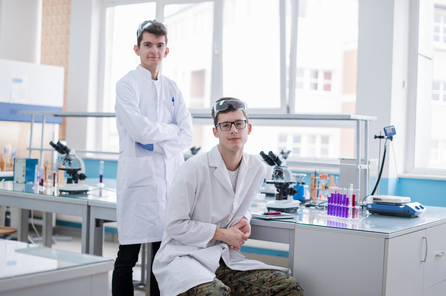 grupo de jovens estudantes de medicina fazendo pesquisa foto