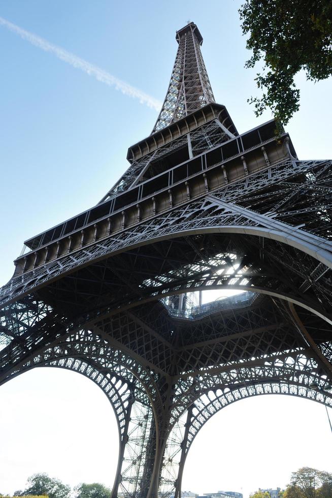 torre eiffel em paris no dia foto