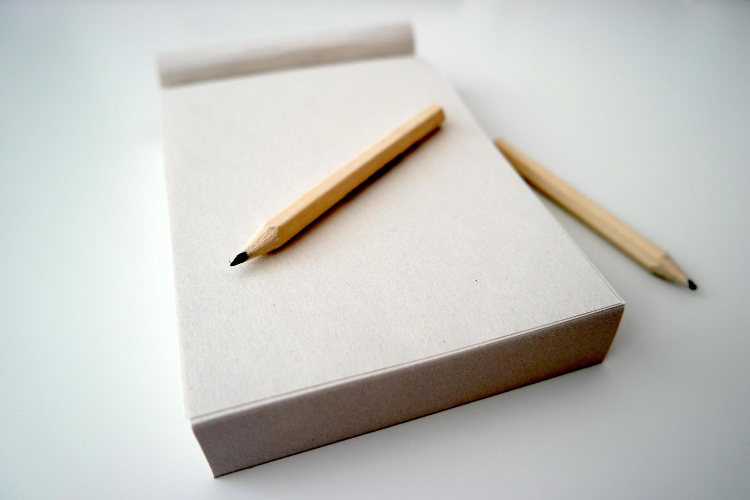 bloco de notas com lápis sobre a mesa foto