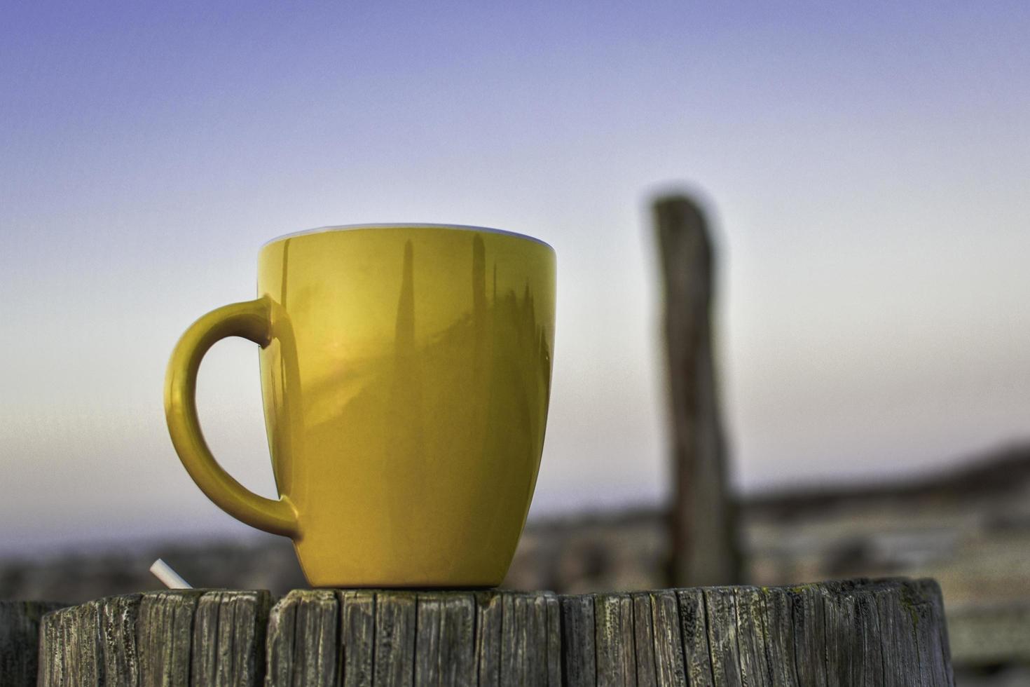 xícara de café amarela foto