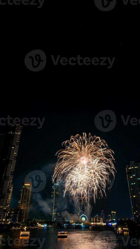 fogos de artifício no rio no céu escuro foto