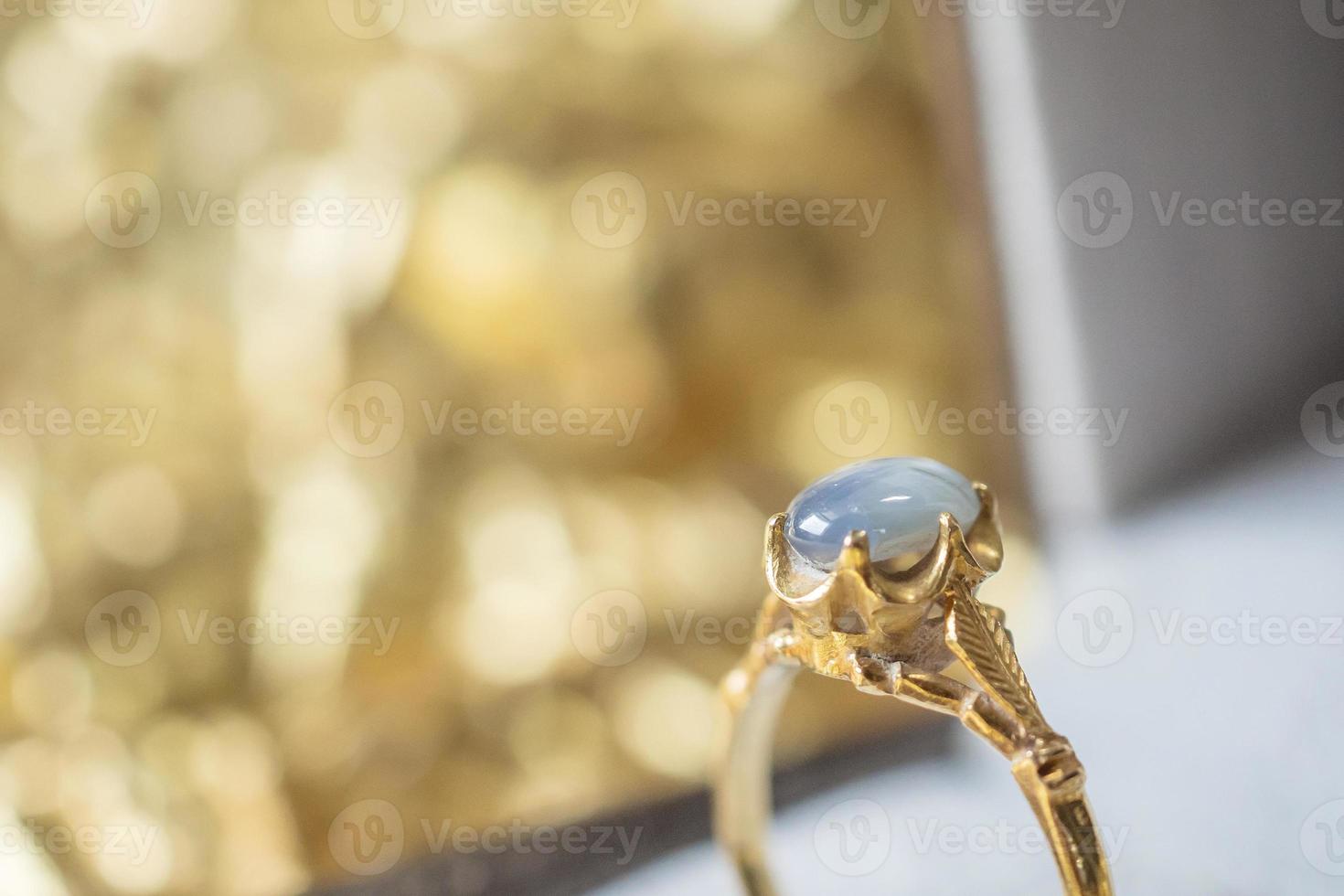 anel de safira azul de joias de ouro vintage em caixa de presente de joias foto
