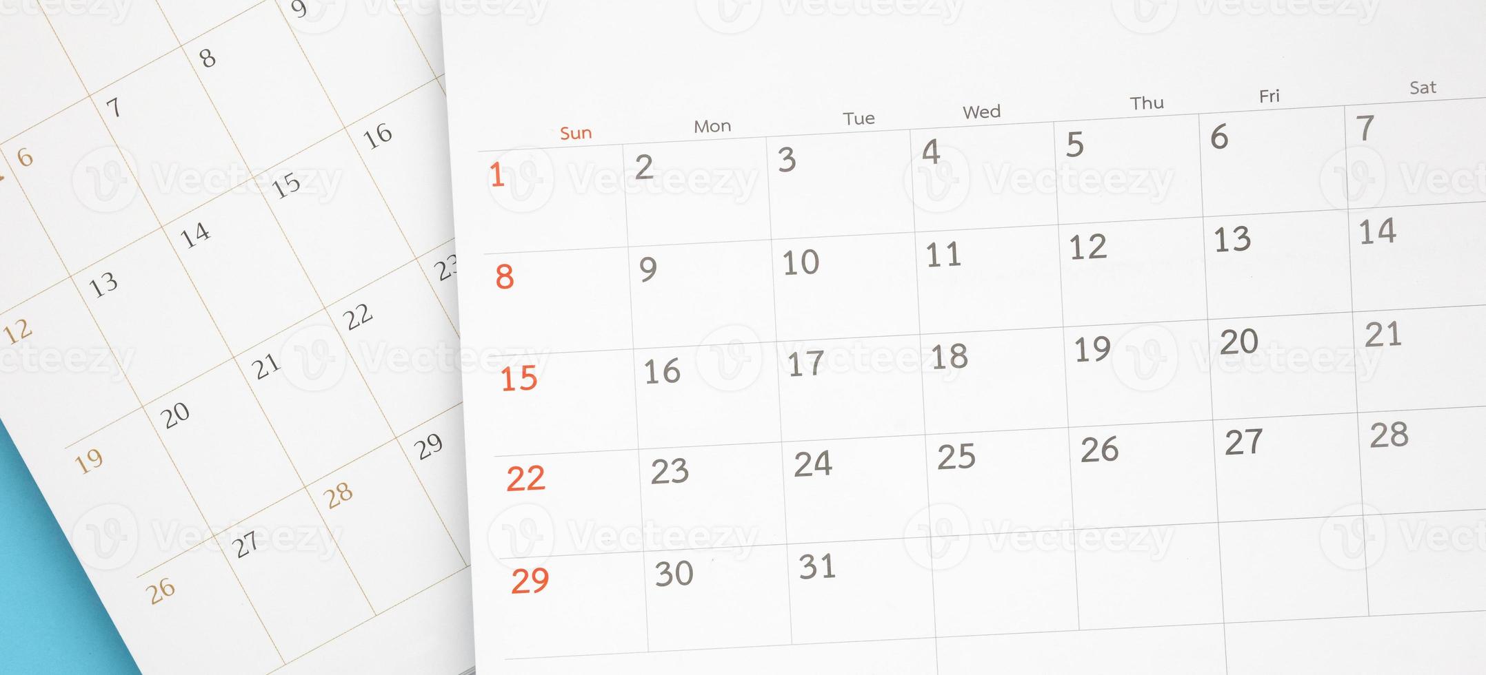 página do calendário fechar no conceito de reunião de compromisso de planejamento de negócios de fundo azul foto
