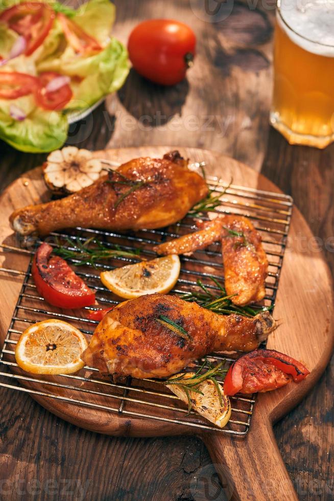 coxa de frango quente e picante e closeup de asas com cerveja foto