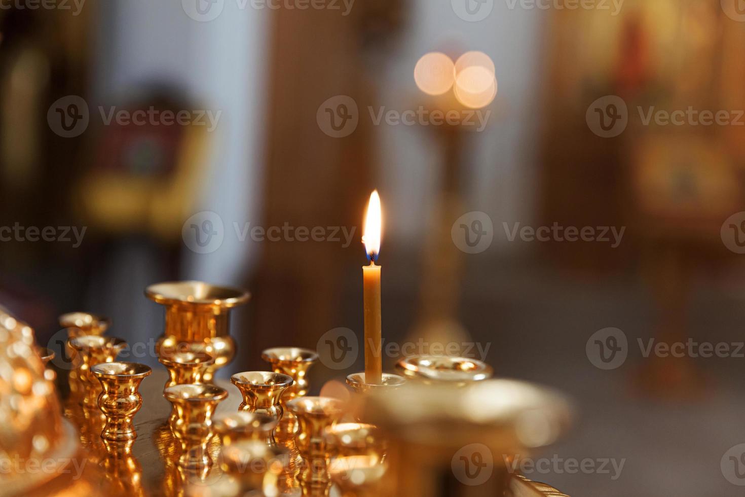 Igreja Ortodoxa. cristandade. decoração de interiores festiva com velas acesas e ícone na tradicional igreja ortodoxa na véspera de páscoa ou natal. religião fé rezar símbolo. foto