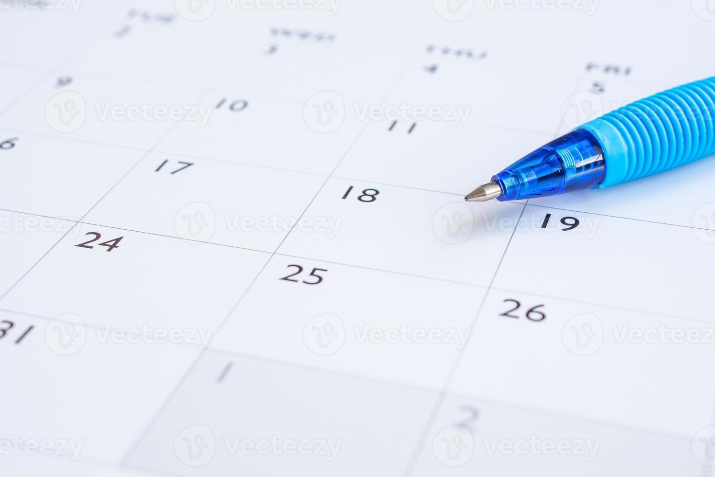 caneta azul no fundo da página do calendário conceito de reunião de planejamento de negócios foto