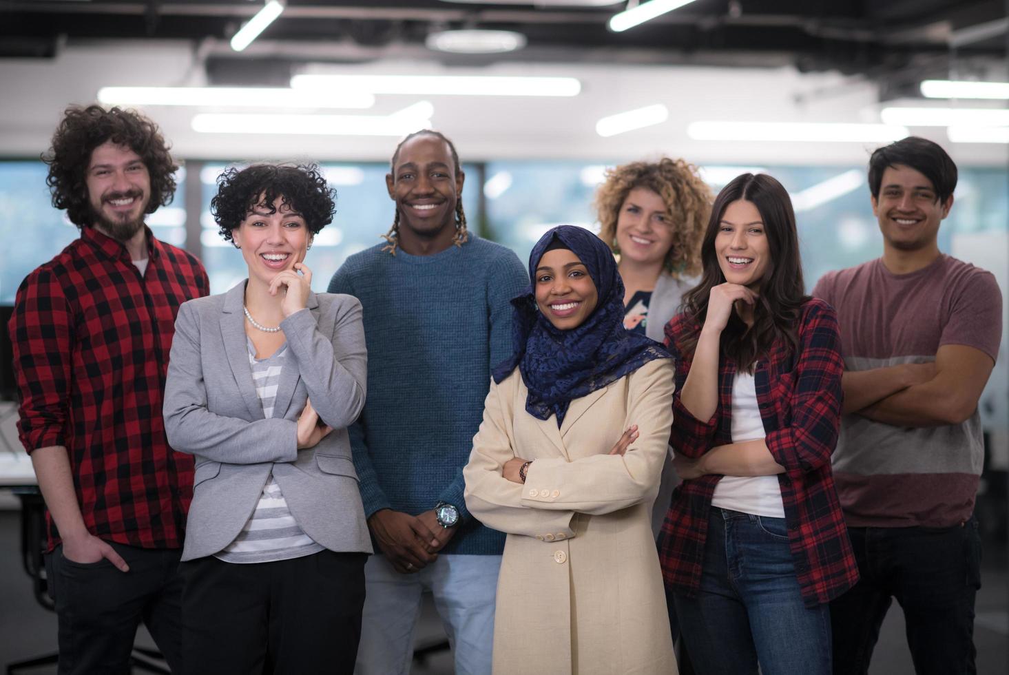 retrato da jovem equipe de negócios multiétnica animada foto