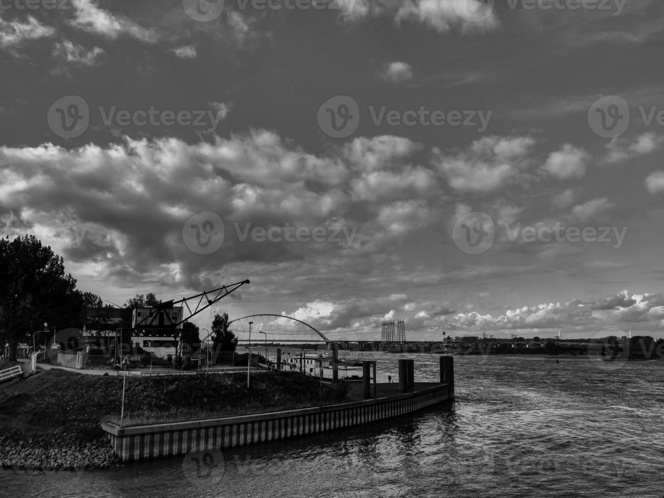 a cidade de nijmegen no rio waal na holanda foto