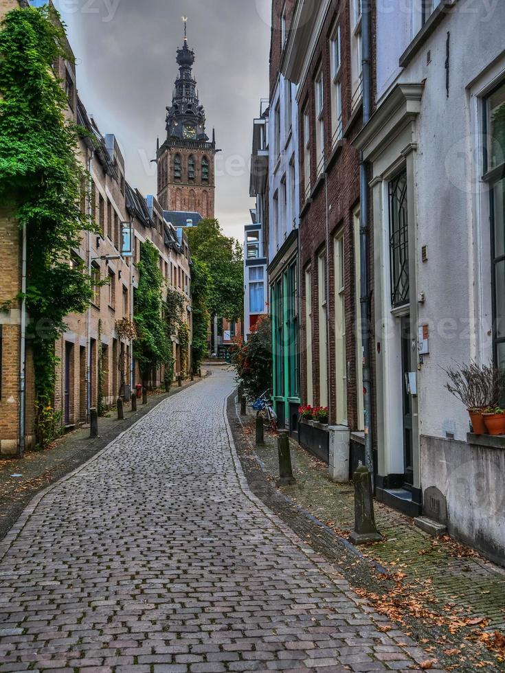 a cidade de nijmegen no rio waal na holanda foto