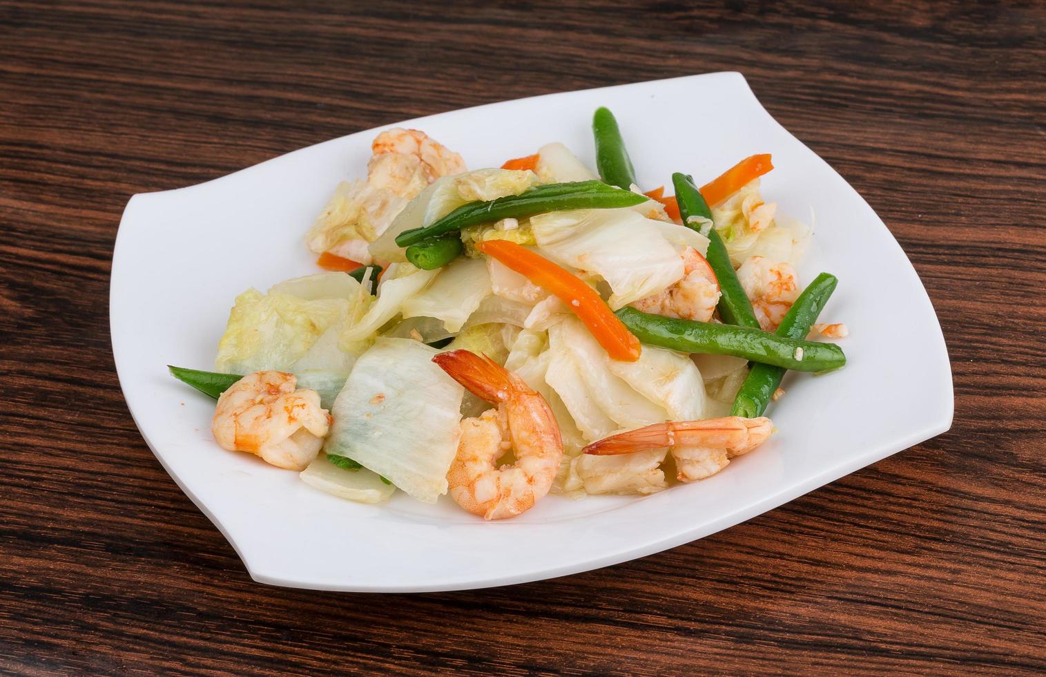 salada de camarão na madeira foto