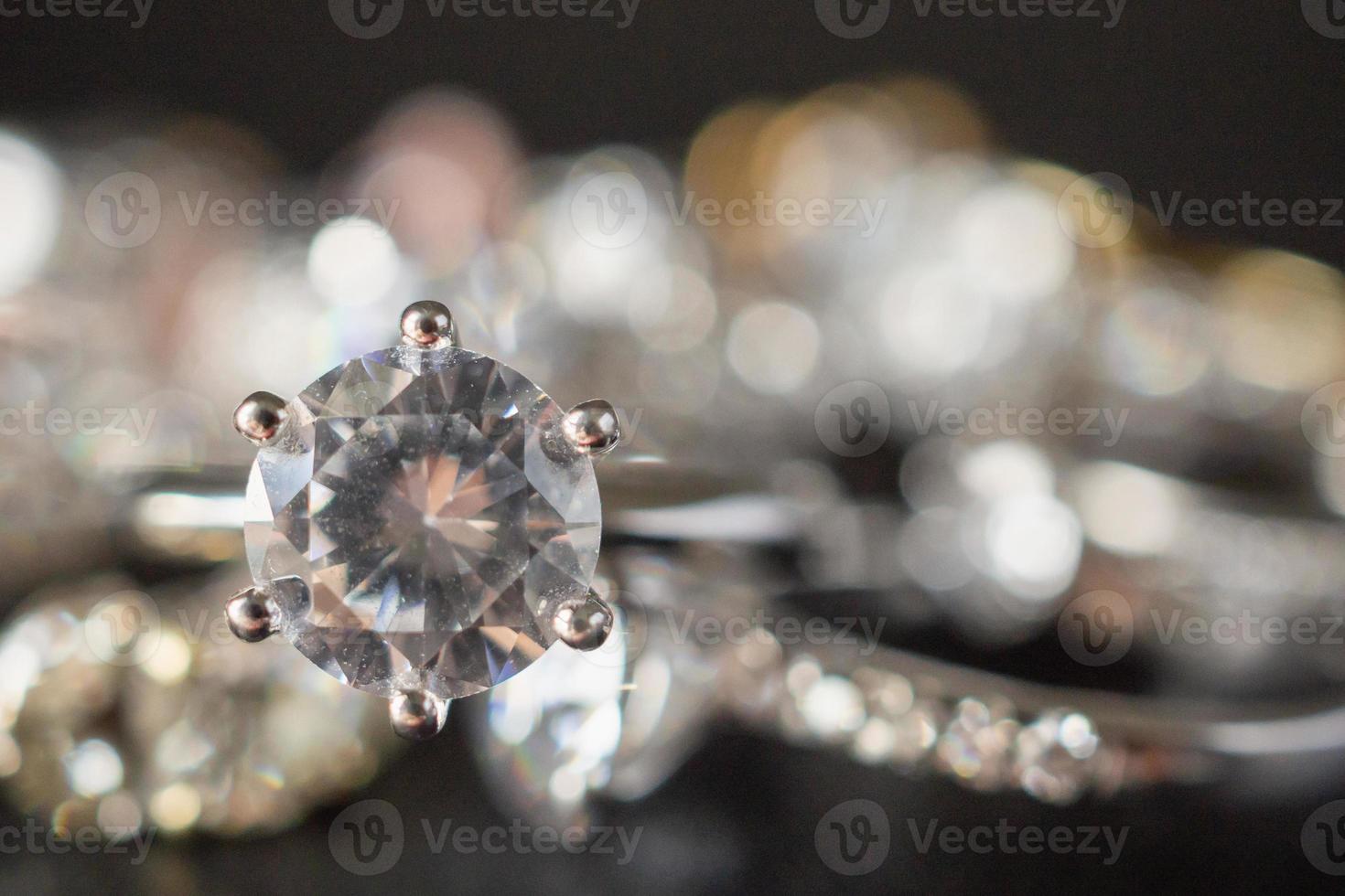 anéis de diamante de joias em fundo preto close-up foto