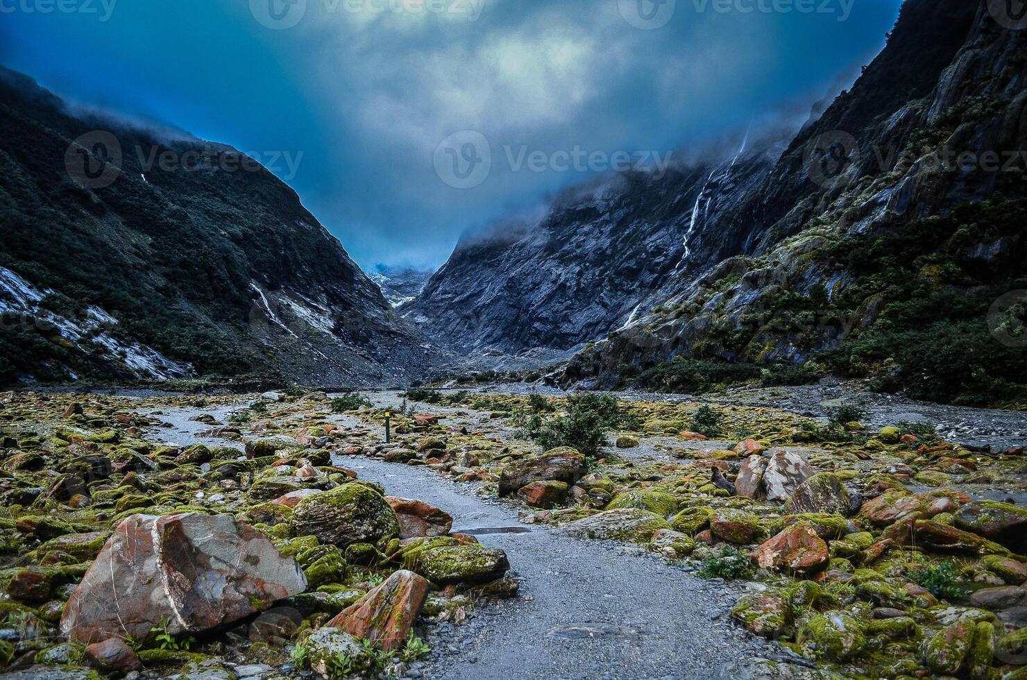 caminhos de terra entre rochas cobertas de musgo foto