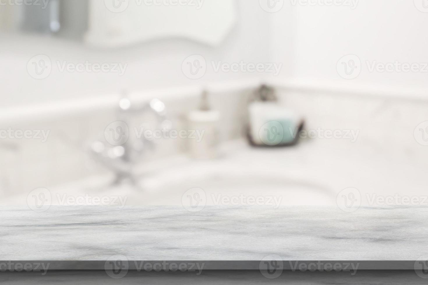tampo de mesa de mármore branco vazio com fundo de banheiro desfocado foto