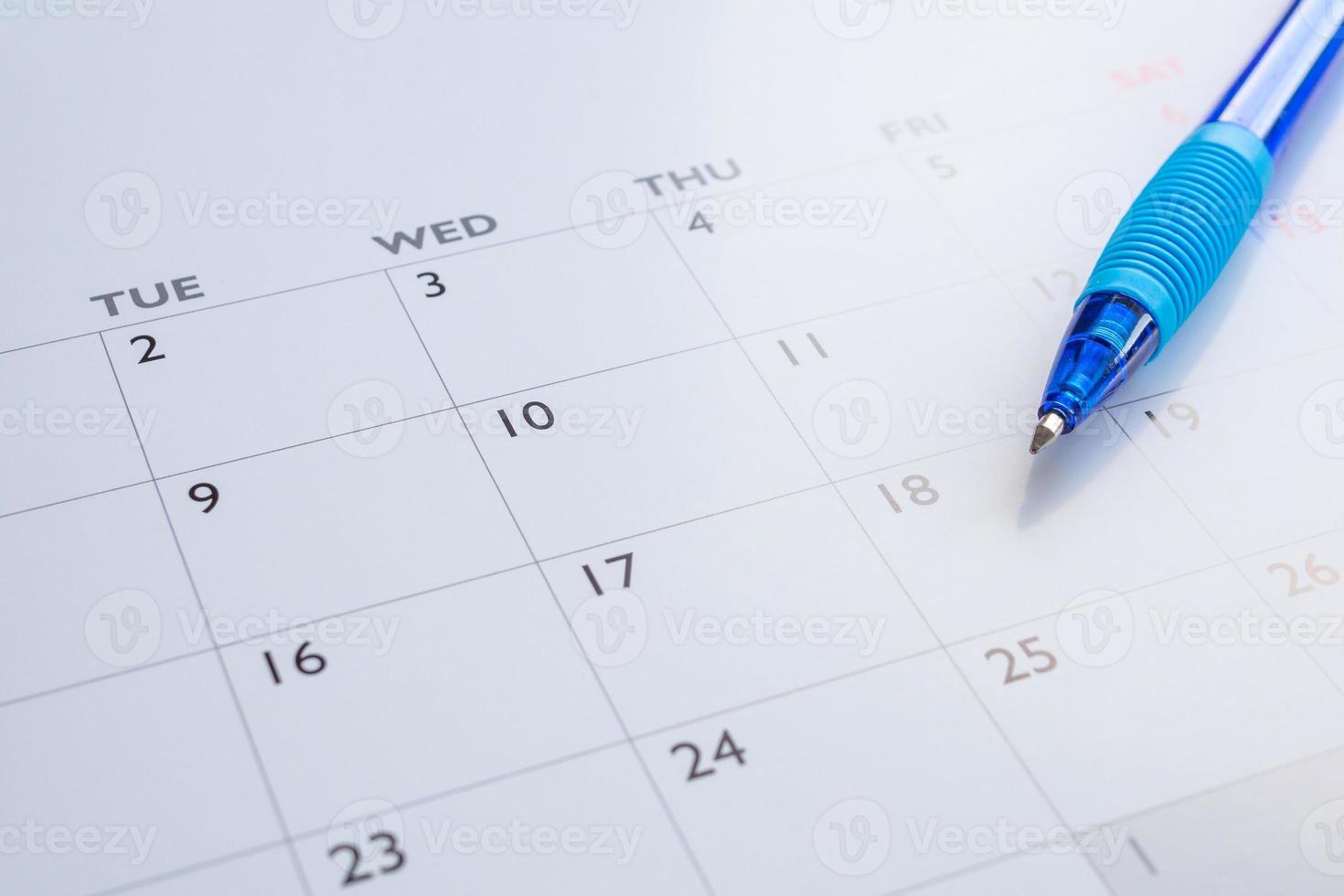 caneta azul no fundo da página do calendário conceito de reunião de planejamento de negócios foto