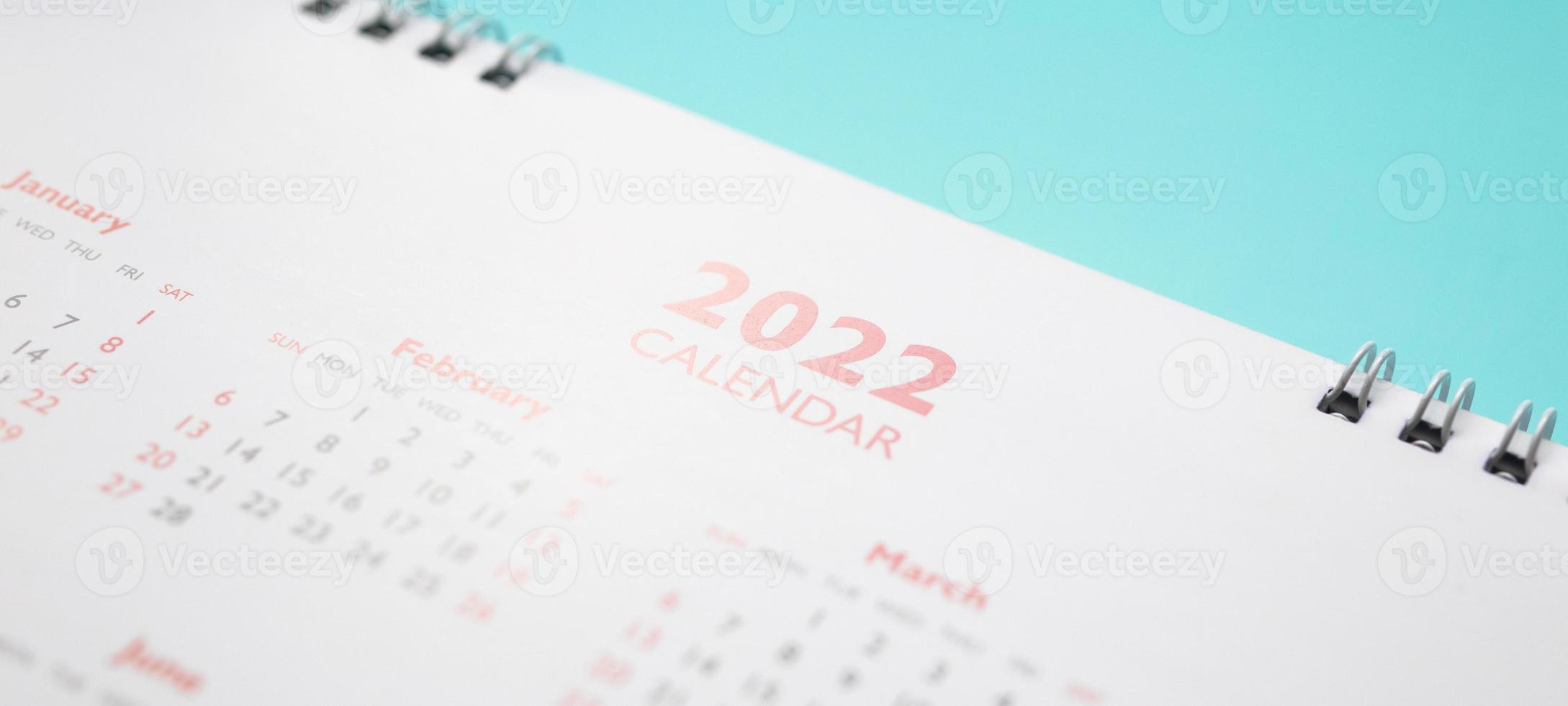 página do calendário 2022 no conceito de reunião de compromisso de planejamento de negócios de fundo azul foto