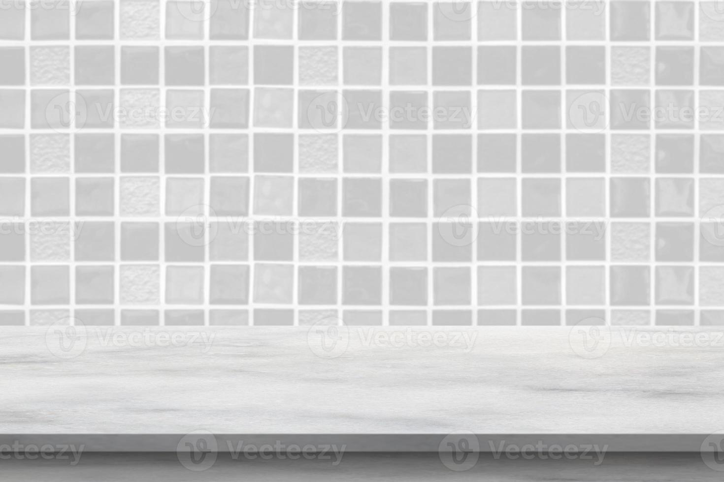 tampo de mesa de mármore branco vazio com fundo de banheiro de parede de azulejo desfocado foto