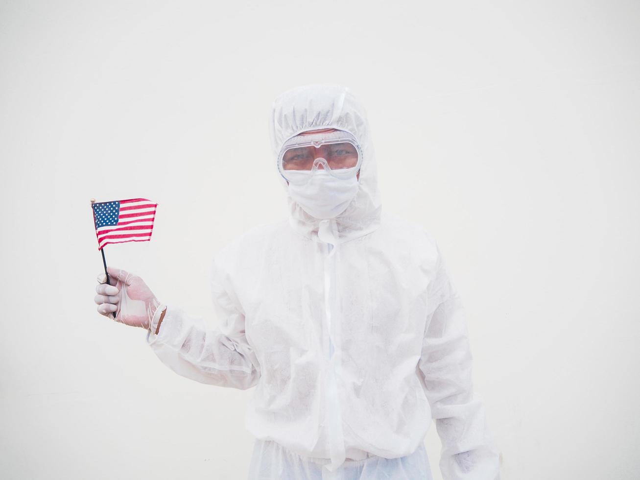 retrato de médico ou cientista em uniforme de conjunto de ppe segurando a bandeira nacional dos estados unidos da américa. fundo branco isolado conceito covid-19 foto