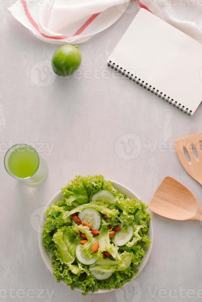 salada fresca com tomate, pepino e alface em um fundo de madeira foto