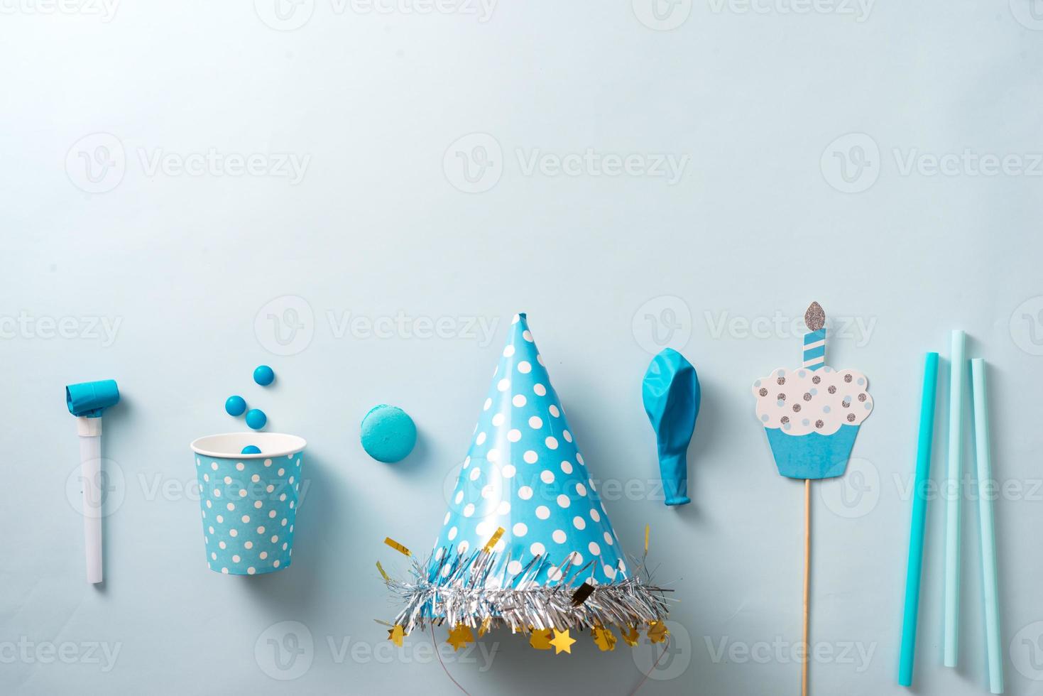 decorações de aniversário de menino. configuração de mesa azul de cima com muffins, bebidas e gadgets de festa. layout de plano de fundo com espaço de texto livre. foto