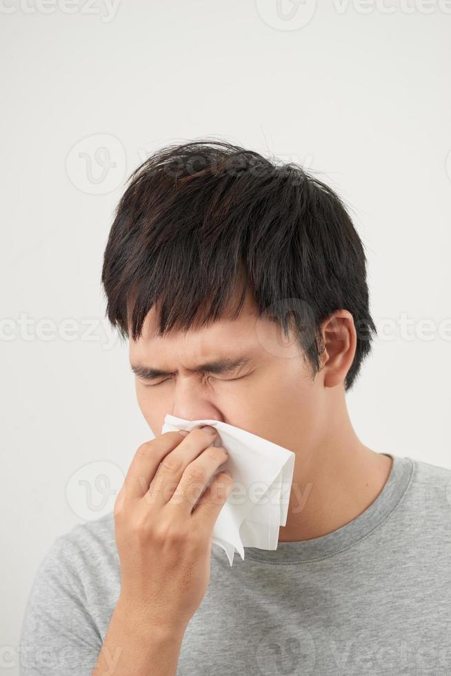 homem está doente e espirrando com fundo branco, asiático foto