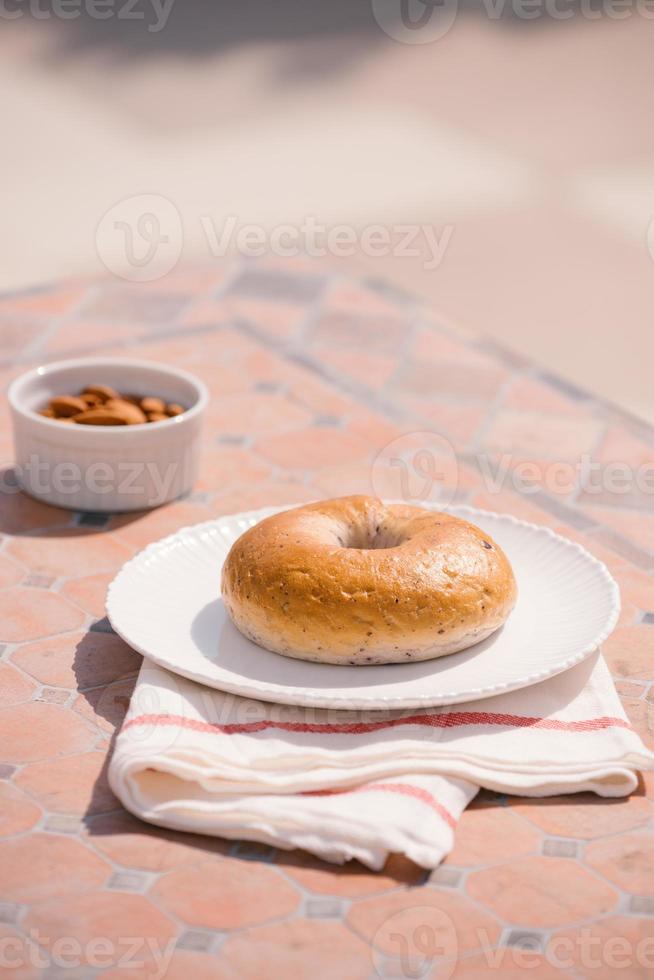 xícara de café com pão na mesa de manhã com luz solar, café da manhã foto