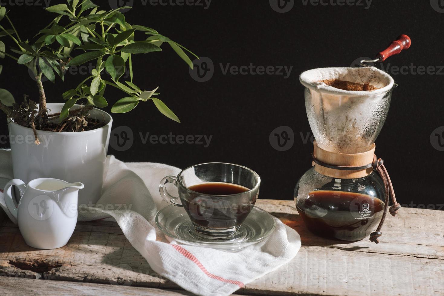 preparar o café de gotejamento para o intervalo da tarde sob a luz do sol foto