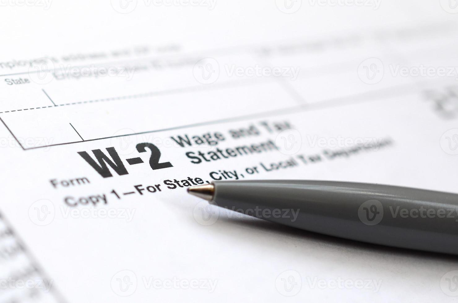 a caneta está no formulário de imposto w-2 declaração de salário e imposto. hora de pagar impostos foto