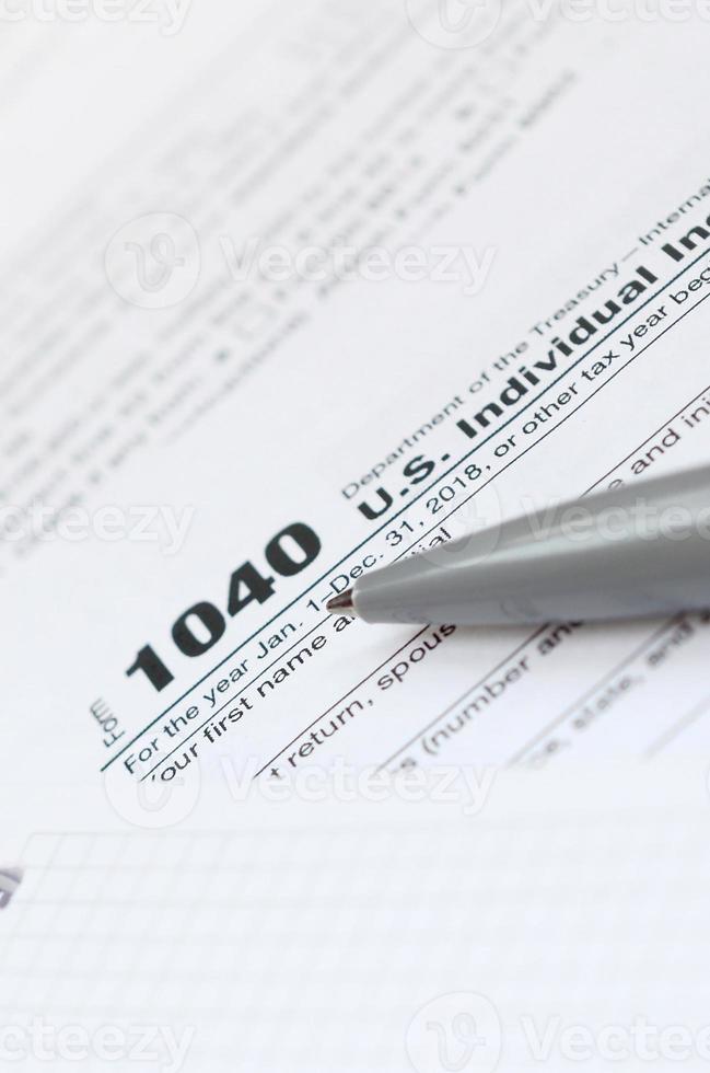 a caneta e o caderno estão no formulário de imposto 1040 nos declaração de imposto de renda individual. hora de pagar impostos foto