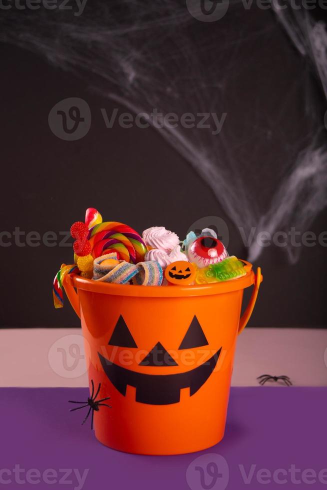 balde de laranja jack o lanterna de halloween com doces foto