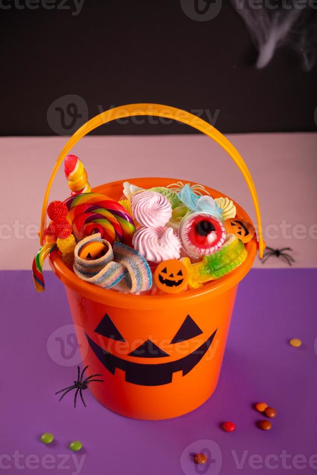 balde de laranja jack o lanterna de halloween com doces foto