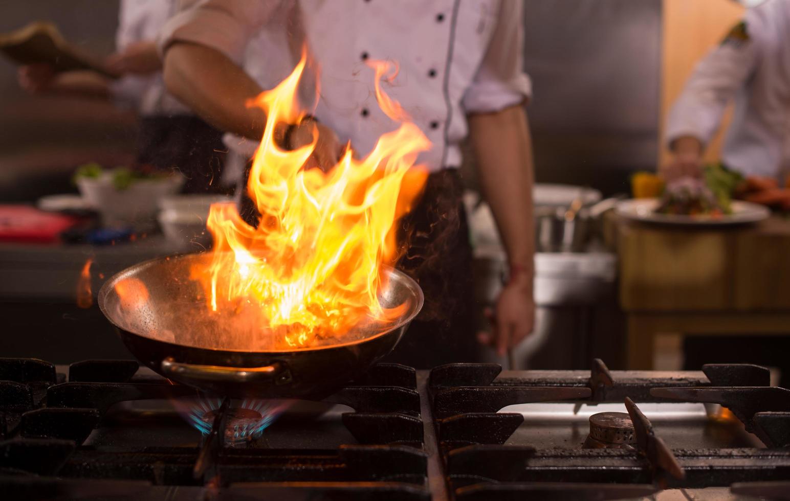 chef fazendo flambe na comida foto