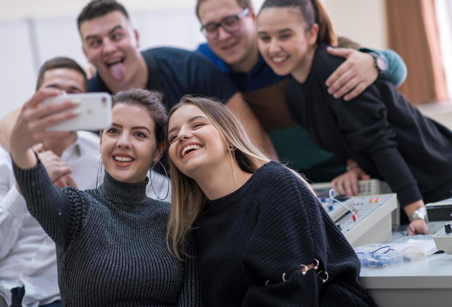 jovens estudantes felizes fazendo foto de selfie