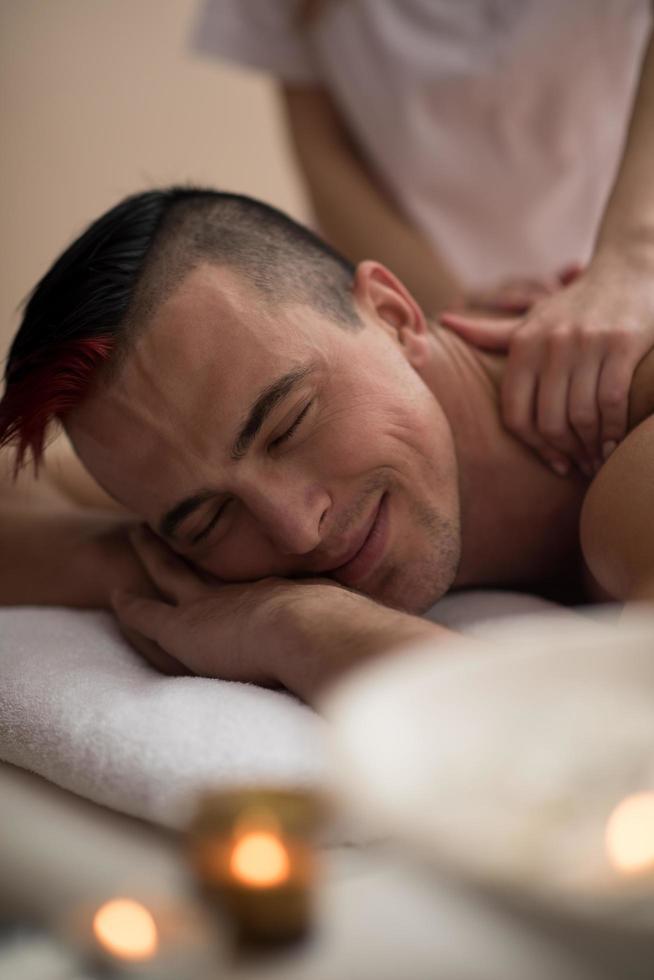 homem tem massagem relaxante foto