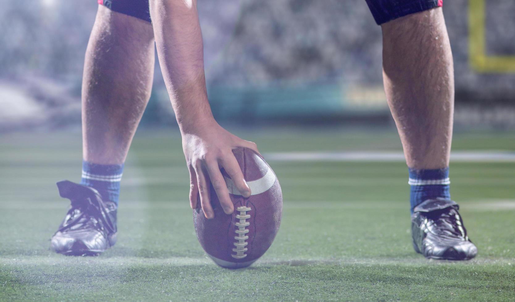 jogador de futebol americano se preparando para iniciar o jogo de futebol foto