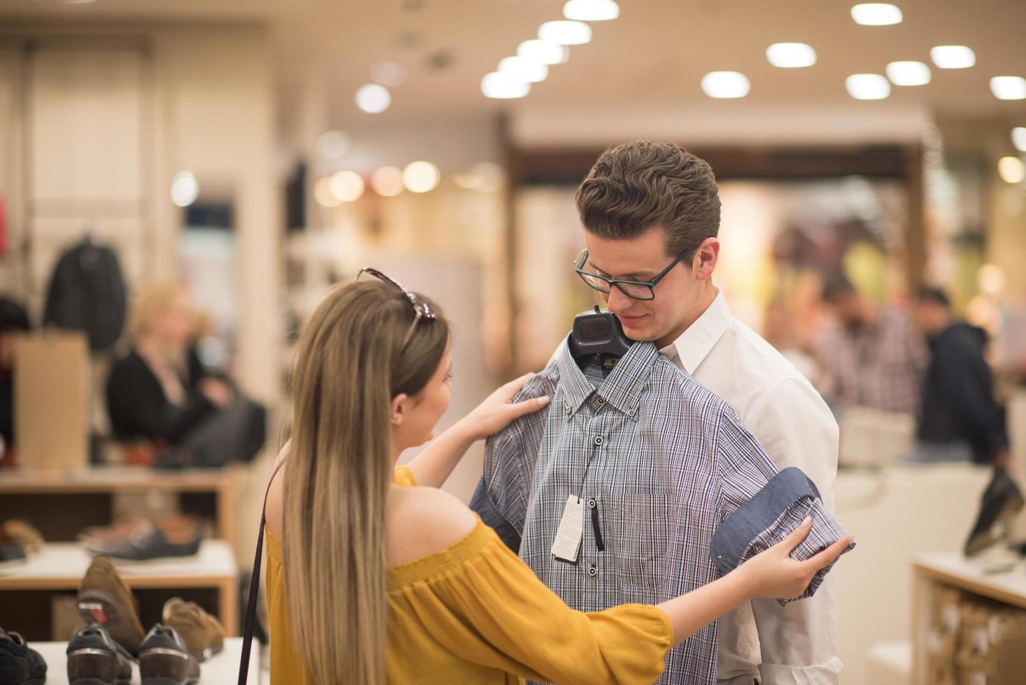 casal na loja de roupas foto