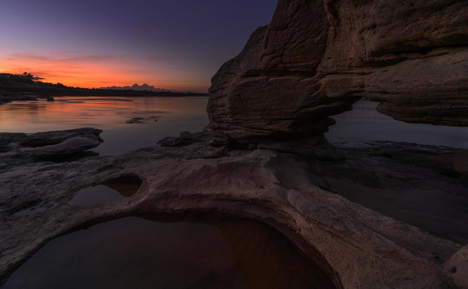 ver belo pôr do sol no rio mekong sam pan bok grand canyon província de ubon ratchathani ásia tailândia foto