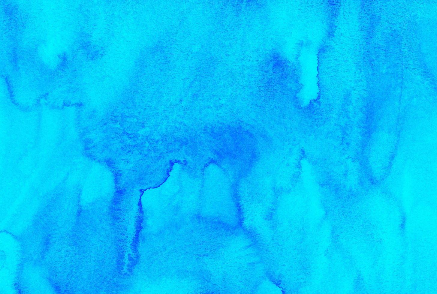 pintura de fundo turquesa brilhante em aquarela. aquarela azul céu profundo manchas no papel. pano de fundo líquido artístico. foto