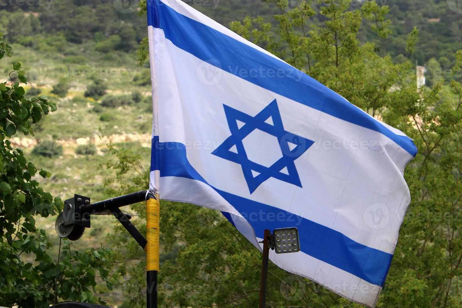 a bandeira azul e branca de israel com a estrela de davi de seis pontas. foto